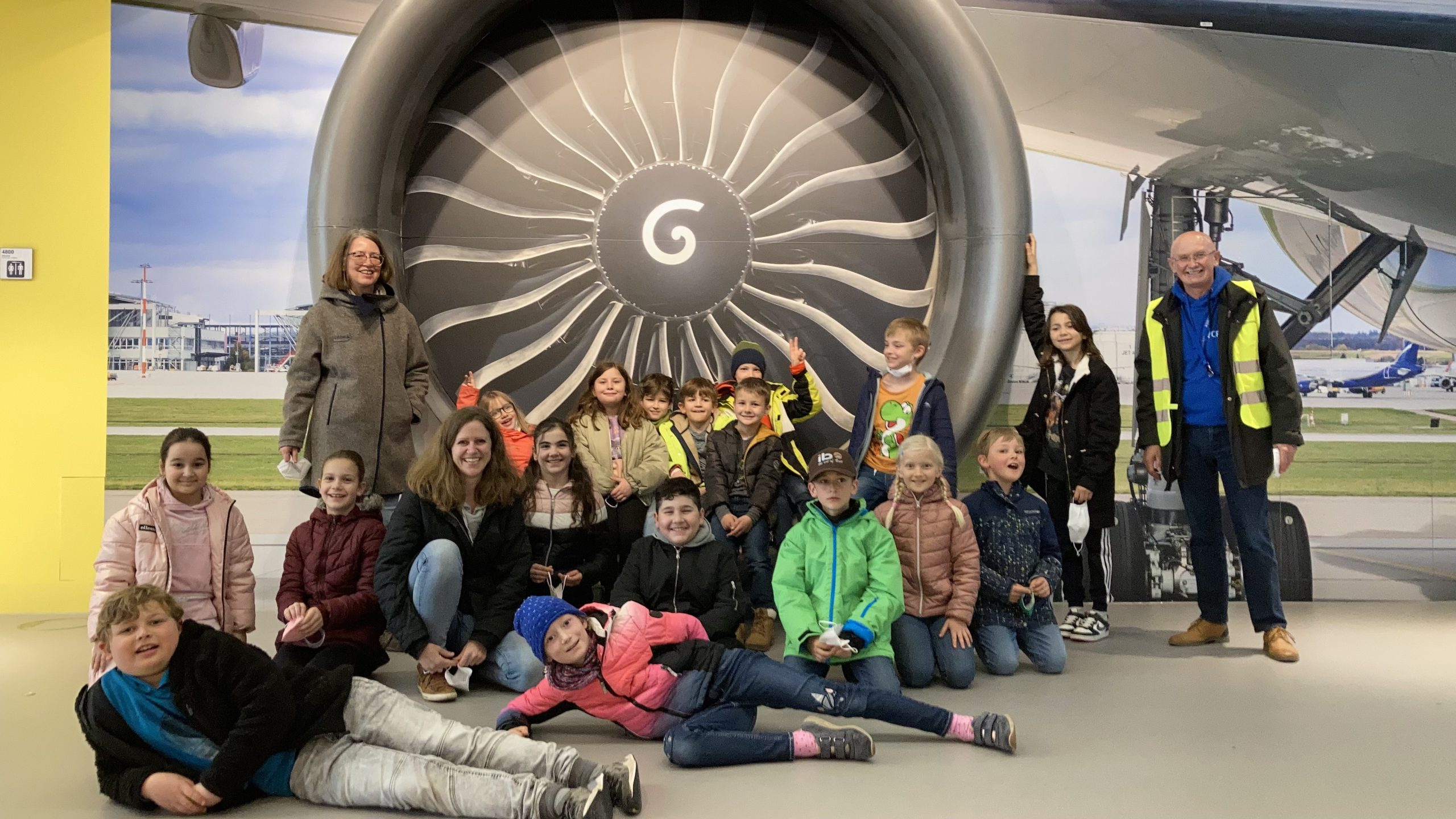 Besuch der Klassen 3a und 3b auf dem Stuttgarter Flughafen mit Führung durchs Flughafengelände